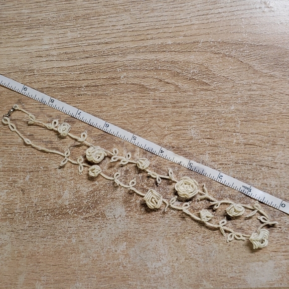 Tatted cream rose necklace - Picture 2 of 3